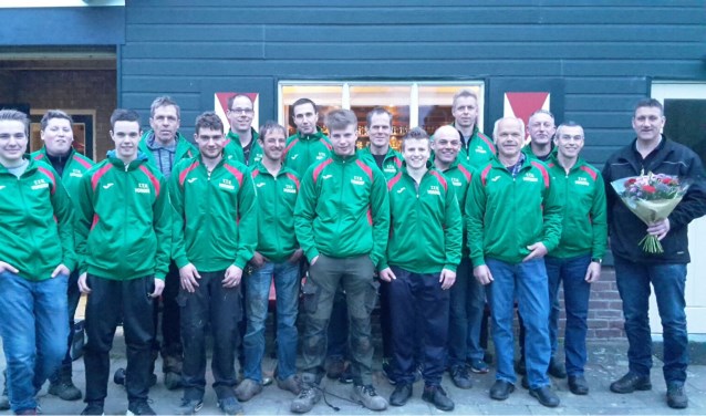 De touwtrekkers kregen nieuwe trainingsjassen van Bouwservice G.M. Stofbergen uit Epe. Foto: PR.