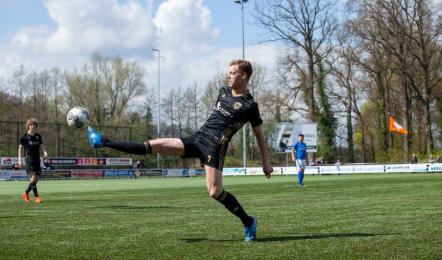 Siebe te Winkel brengt tijdens het duel tegen De Zweef de bal onder controle. Links kijkt zijn medespeler Lenn Redeker toe. Foto: Marco ter Haar