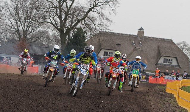 De start van de hobbyklasse bij de eerste Hamove clubcross. Foto Henk Teerink