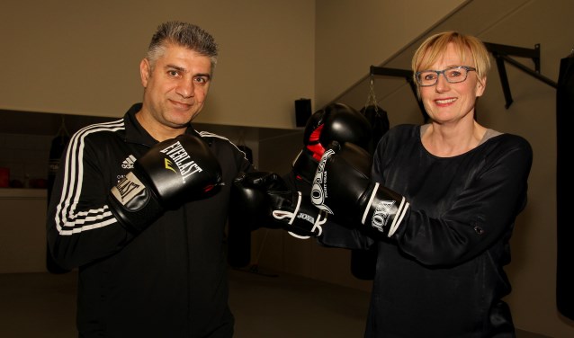 Burgemeester Besselink durft het aan tegen bokser Orhan Delibas. Foto: Liesbeth Spaansen