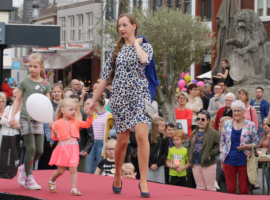 Veel belangstelling voor nieuwste voorjaarsmode. Foto: Jos Betting