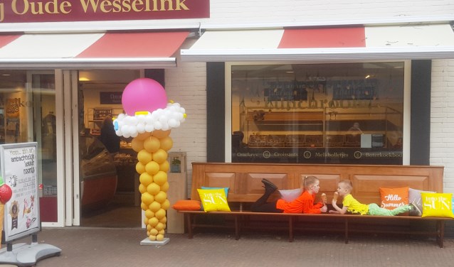 De gerestaureerde kerkbanken bieden nu een prima plek om te genieten van een ijsje of andere producten van bakkerij Oude Wesselink. Foto: PR