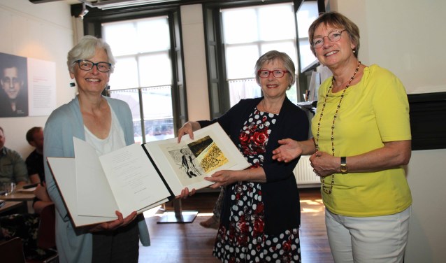 Anja Tolkamp overhandigt het boek. Foto: Jan Oberink