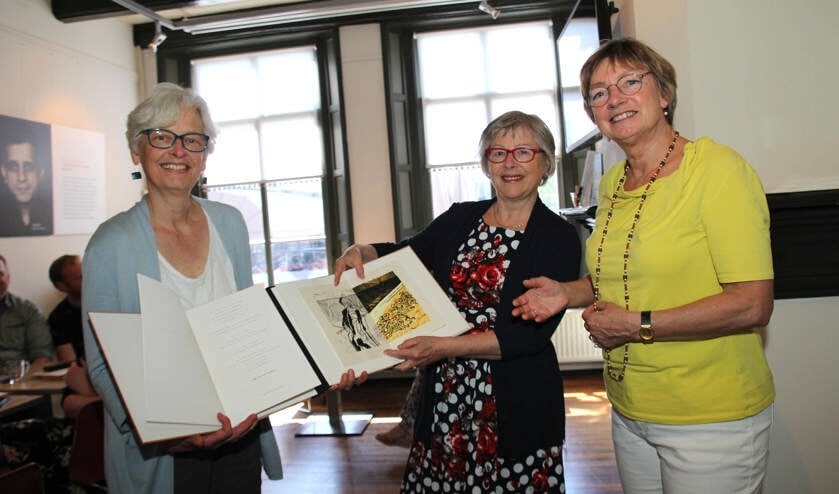 Anja Tolkamp overhandigt het boek. Foto: Jan Oberink