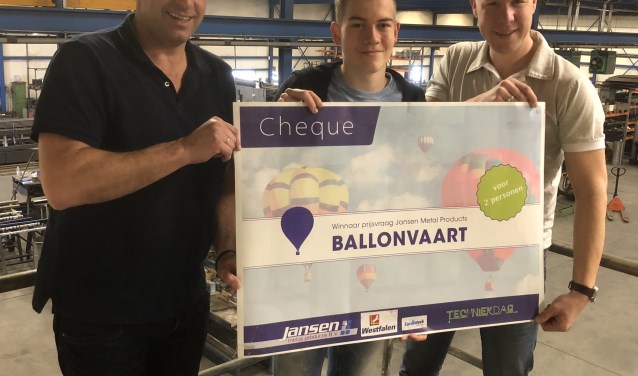 Gijs met de cheque die de prijs symboliseert. Foto: PR