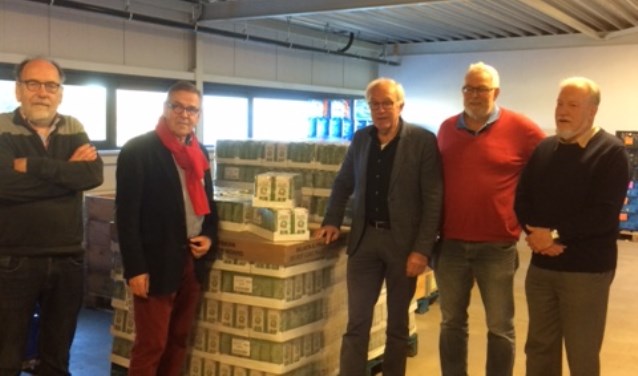 Vlnr: Dries Siderius, Wiet Burbach, Gerrit Harbers, Chris Blaauboer en Harry Kok. Dries, Chris en Harry zijn vrijwilligers bij de Voedselbank Oost Achterhoek. Foto: PR