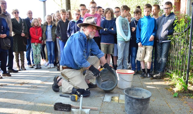 Gunter Demnig plaatst drie Stolpersteine op Coehoornsingel in Zutphen. Foto: Alize Hillebrink