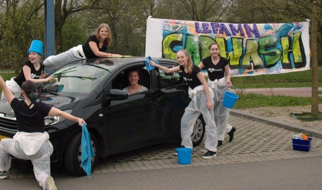 De leden van Lèfamm wassen de auto's met een dansje en een glimlach. Foto: PR