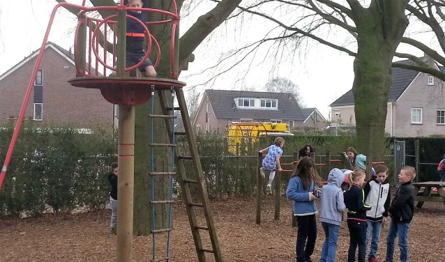 Het hoge hek gaat weg en het speeltuintje erachter komt erbij. Foto: Joke Burink