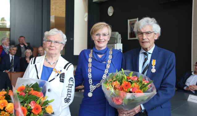 Gedecoreerden Paula Gasseling-Smeenk en Kees Bakker met burgemeester Marianne Besselink. Foto: Gemeente Bronckhorst