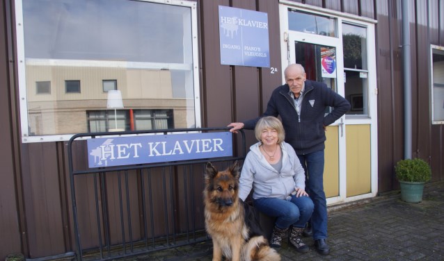 Rita Boshart en Jack van Dodewaard met hun trouwe viervoeter voor het pand aan de Ambachtsweg 2 in Vorden. Foto: Bernadet te Velthuis