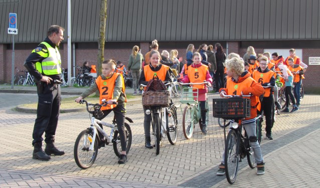 Hergert Menkhorst spreekt de eerste groep examenkandidaten toe. Foto: Rob Stevens