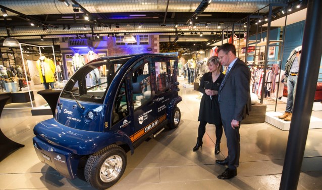 Jan Peter Balkenende en Mireille Wopereis bij de electrocar.