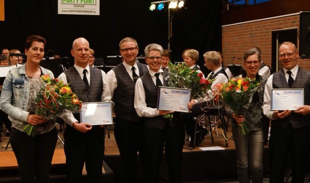 Richard Elschot (2de van links), Anja Spijkers (4de van links) en Henk Gunnewijk (geheel rechts) met hun partners. Foto: Lars Bloemers