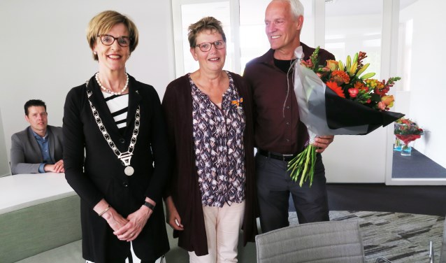 Samen met echtgenoot André geniet Vera Bloemberg-Betting van de Koninklijke Onderscheiding. Foto: Theo Huijskes