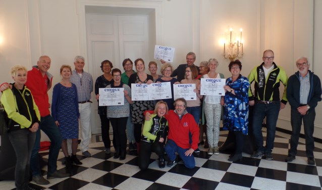 Zes Zutphense goede doelen nemen prijzengeld Roparun in ontvangst. Foto: Meike Wesselink