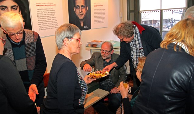 De officiële opening van het museumcafé in het Nationaal Onderduikmuseum op de Markt in Aalten. Foto Jan Oberink