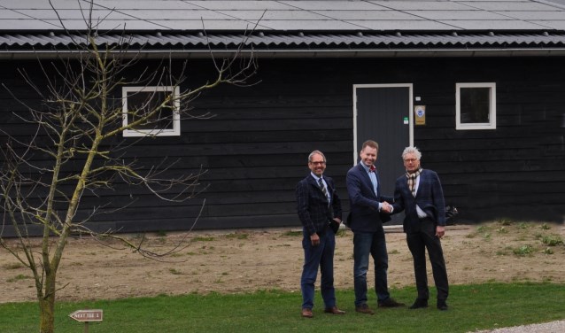 Met een handdruk bezegelde wethouder Jan Engels (m) de ingebruikname van de zonnepanelen. Links voorzitter Jacques Hulsbergen, rechts voorzitter van de Stichting Golfsport Keppel Henk Donker. Foto: Hester Vethaak-Kymmell