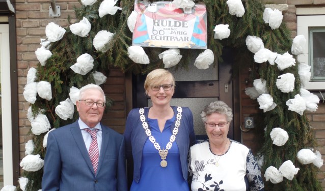 Burgemeester Marianne Besselink te midden van Harry en Dinie ten Pas. Foto: Jan Hendriksen.