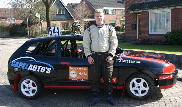 Jeffrey Messink met zijn crossauto. Foto: Jan Knoef