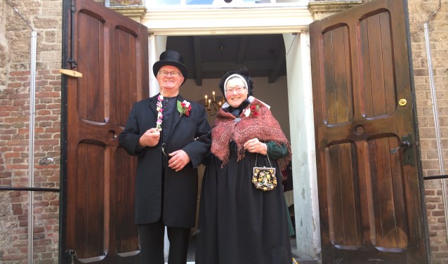 Gerrie en Gerrit Harmsen in folklorekleding voor de Sint Martinuskerk in Warnsveld waarvan Gerrit koster is. Foto: PR