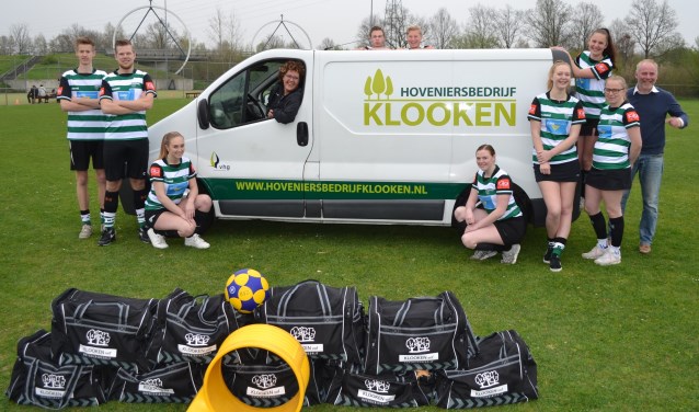 KVZ A1 samen met sponsor en eigenaar van hoveniersbedrijf Klooken. Foto: PR