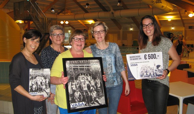 Tanja Bouwhuis (rechts) met de symbolische cheque die ze gaat overhandigen aan VASA-voorzitter Annemiek Joldersma. Tussen Bouwhuis en Joldersma (van links naar rechts) Nel Lindner, Ada Kortschot en Jolanda Aagten. Foto: Bart Kraan