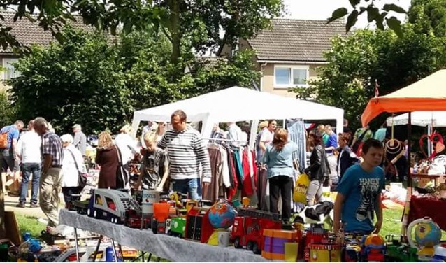 De rommelmarkt op de Vriezenkamp wordt altijd goed bezocht. Foto: PR