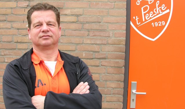 't Peeske-trainer Eric Arentsen op Sportpark De Klokstede. Foto: John van der Kamp