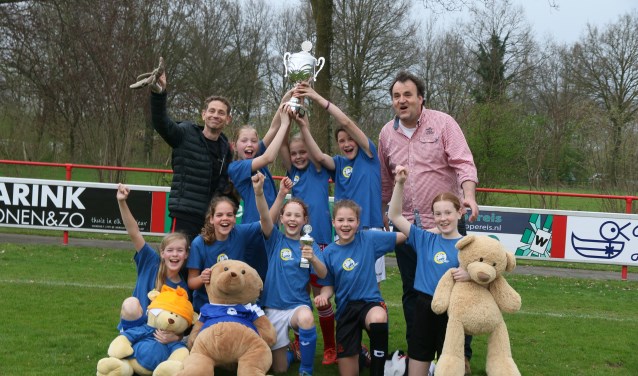 Het meisjesteam van de St. Jorisschool, dat kampioen werd. foto: PR