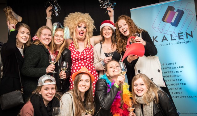 Ludiek op de foto met Mary Miracle in het VVV-kantoor. Foto: Rick Mellink