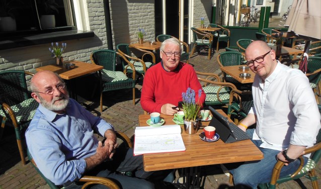 Stan Hompe, Hans Adema en Berry Vink (v.l.n.r.) zetten in goed overleg de puntjes op de i voor de Zutphense 5 mei festiviteiten. Foto: Eric Klop