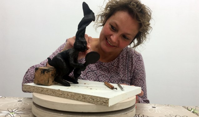 Anouk de Groot aan het werk in haar atelier. Foto: PR