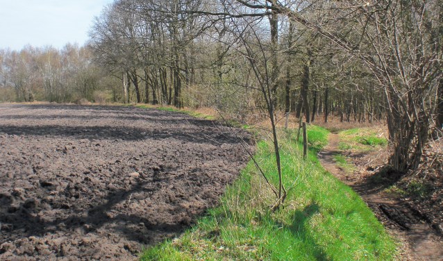 Over kleine paadjes, langs wei- en bouwland, voert de tocht. Foto: PR