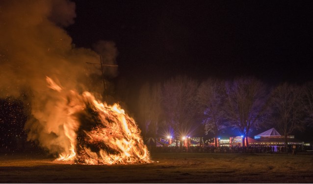 Het traditionele paasvuur met op de achtergrond een sfeervol festivalterrein. Foto: Martijn Koolmees