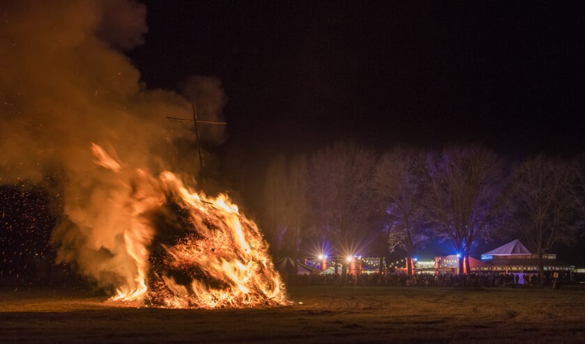 Het traditionele paasvuur met op de achtergrond een sfeervol festivalterrein. Foto: Martijn Koolmees