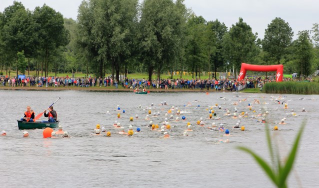 De jeugd zwemt 200 meter en loopt daarna hard in de OWM Zwemloop. Foto: PR
