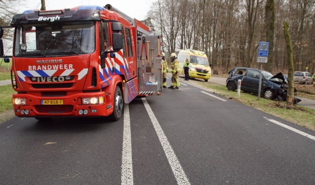 Hulpdiensten aan het werk na het ongeval op de Beekseweg. Foto: News United/112 Achterhoek Nieuws