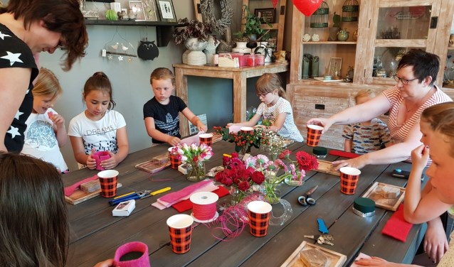 Kinderen aan de slag tijdens de workshop van Bloem&Dingetjes op Moederdag. Foto: PR