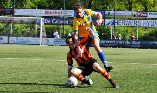 Actie tijdens de wedstrijd FC Zutphen zat.1 tegen DZC '68 die in 0-4 eindigde. Foto: Hans ten Brinke