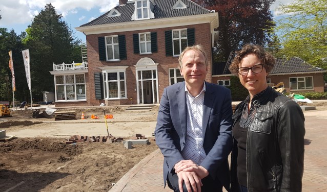 Stadsmanagers Harald Bus en Linda Commandeur voor één van de succesnummers uit het Plan Stad Groenlo: Brouwersnös. Foto: Kyra Broshuis