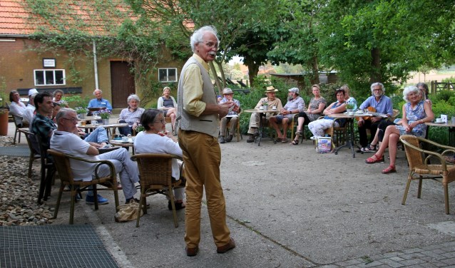 Han Oosterbos wenst deelnemers aan de Kunst4daagse Bronckhorst vier goede expositiedagen toe. Foto: Liesbeth Spaansen