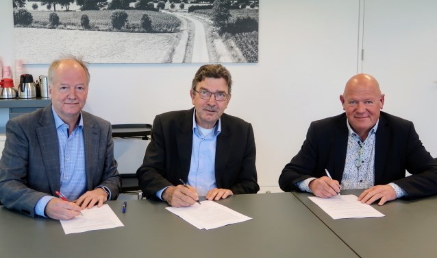 Wethouder Paul Seesing ondertekent het convenant Vroeg Eropaf, net als Claus Martinot (links) van Sité en Henk Meulenkamp van ProWonen. Ook zorgverzekeraars en energiemaatschappijen zullen zich in de komende weken bij de pilot aansluiten. Foto: Luuk Stam
