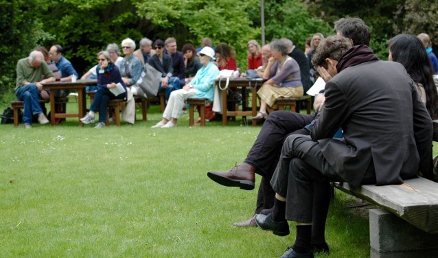 Publiek luistert naar de voordracht van één van de honderd voorlezers. Op de voorgrond dichter Erik Lidner. Foto: Nadine Ancher