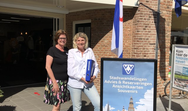 VVV-medewerkers Sylvia Landsheer en Annette Stout voor de VVV aan de Houtmarkt met de honderd arrangementen. Foto: PR