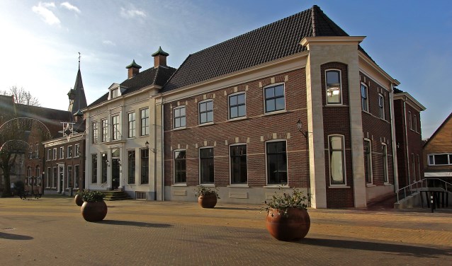 Het gemeentehuis, gezien vanaf de Markt. Foto: Leo van der Linde