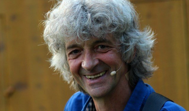 Troubadour Gery Groot Zwaaftink vertelt verhalen en zingt liedjes. Foto: PR