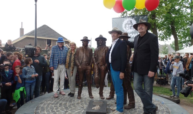 Bennie Jolink, Irma Manschot, Ferdi Joly en Willem Terhorst omarmen hun standbeeld. Foto: Henri Walterbos