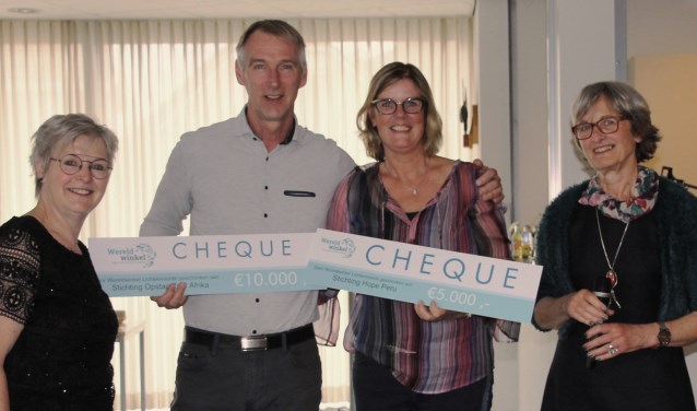 Vlnr: Marga Broshuis, Rene Hartman van stichting Opstap, Anja Eppingbroek van stichting HoPe, voorzitter Lies Bezemer. Foto: Jos Betting