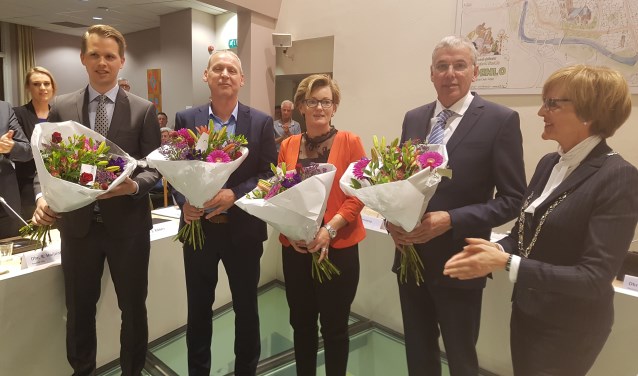 De wethouders van Oost Gelre, vlnr. Bart Porskamp, Jos Hoenderboom, Marieke Frank en Karel Bonsen. Rechts burgemeester Annette Bronsvoort. Foto: Kyra Broshuis